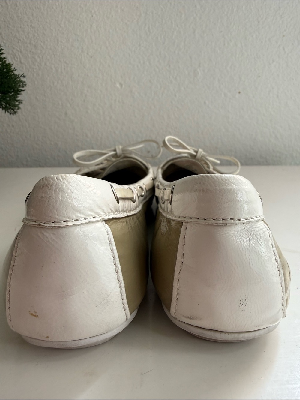 Coach Percy moccasins size 6 Two-Tone Cream & Tan Patent Leather Bow Moccasins - Picture 3 of 7